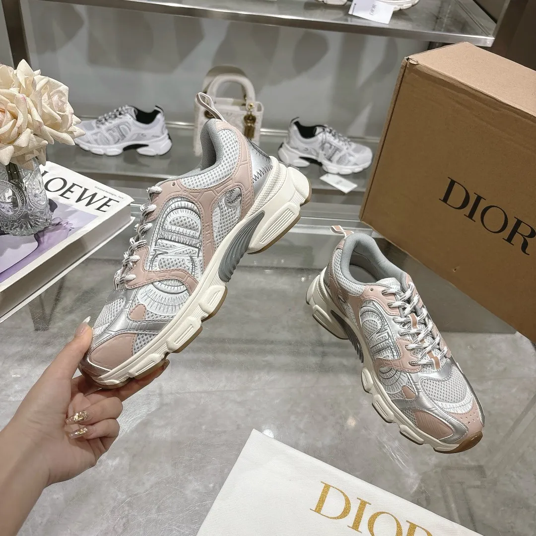 👟👟Ex-factory price 560👟👟 This Dior Chrono sneaker is a new product of the 2024 autumn ready-to-wear series, reinterpreting running shoes with Dior's high-end style. White mesh fabric is paired with nude and silver-toned laminated leather-effect panels, as well as CD logos on the sides, a star patch on the tongue and a Dior logo on the heel. Featuring tri-color laces, a lightweight sole and star embellishments for a casual look all year round. ✅Size: 35-40 ✅Packaging: With counter packaging and Dior outer box